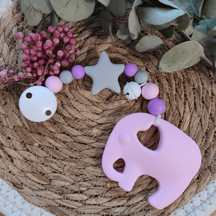 Beißkette Elefant lila, hellrosa, hellgrau 1-min Beißkette Elefant lila, hellrosa, hellgrau mit Glöckchen