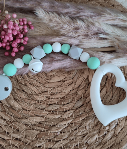 Beißkette Herz mint, hellgrau, weiß mit Glöckchen