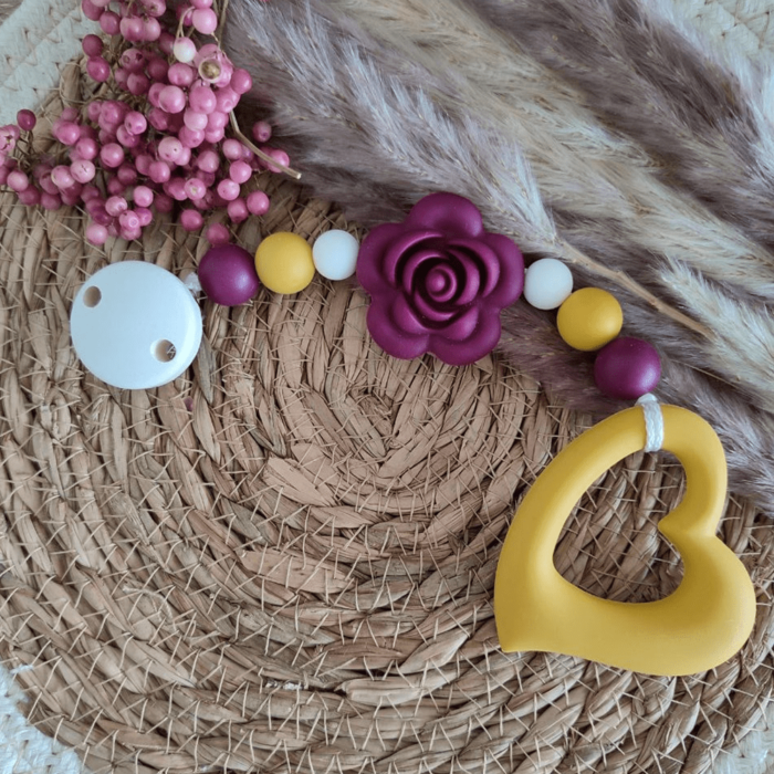 Beißkette Herz weinrot, senfgelb, weiß 1-min Beißkette Herz weinrot, senfgelb, weiß