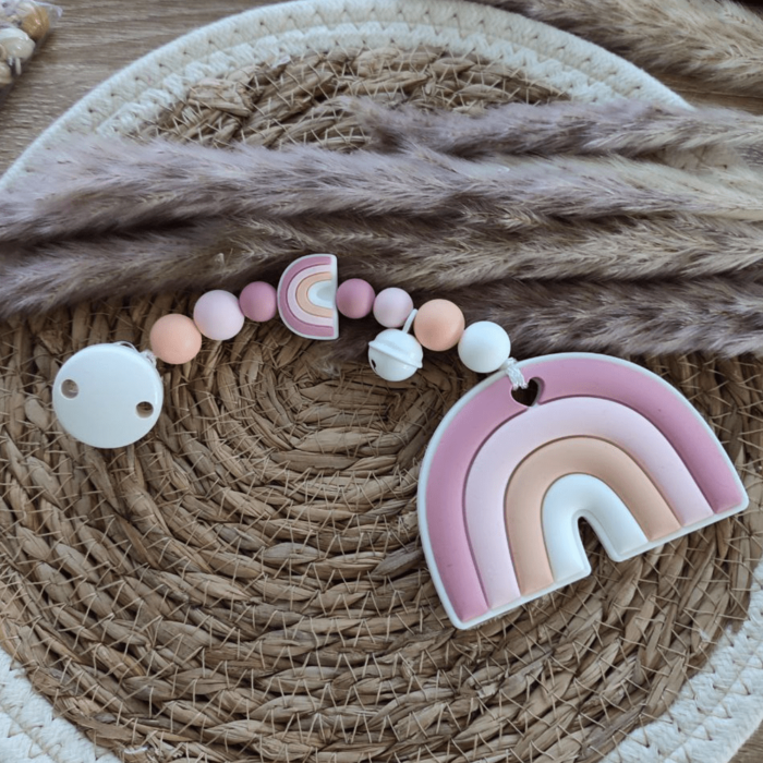 Beißkette Regenbogen blush, hellrosa, pfirsich, weiß 2-min Beißkette Regenbogen blush, hellrosa, pfirsich, weiß mit Glöckchen