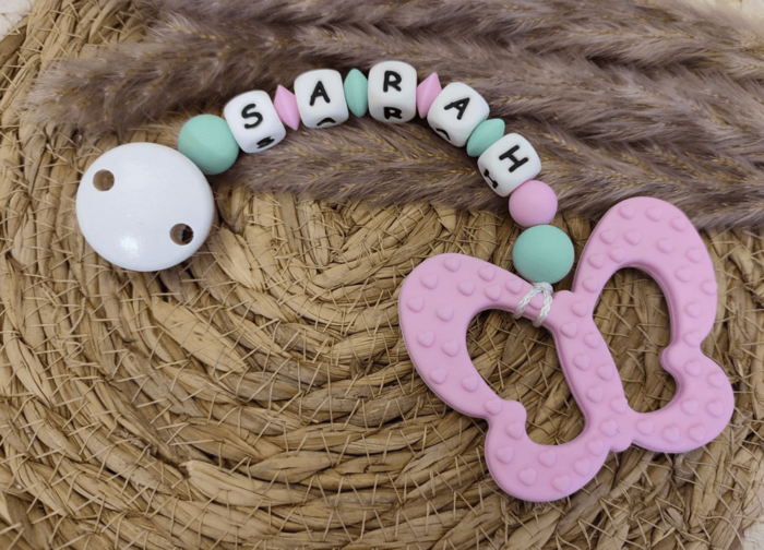 Beißkette Schmetterling babyrosa, mint, weiß 1-min Beißkette Schmetterling personalisiert, babyrosa, mint, weiß