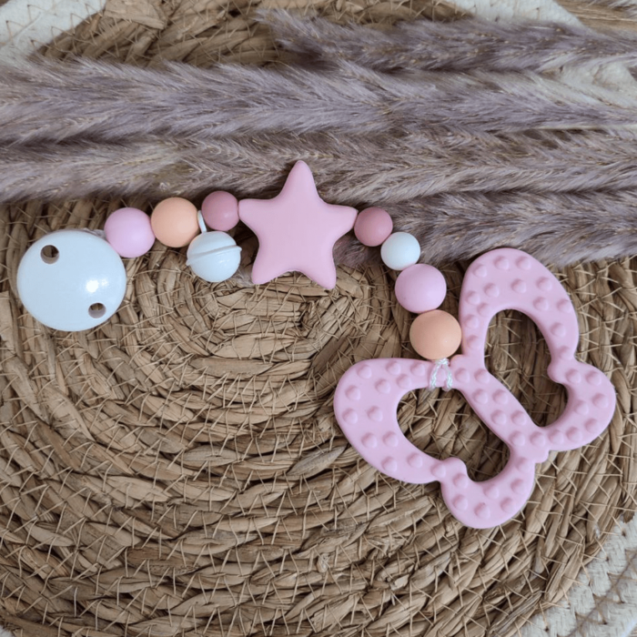 Beißkette Schmetterling blush, altrosa, pfirsich, weiß 1-min Beißkette Schmetterling blush, altrosa, pfirsich, weiß mit Glöckchen